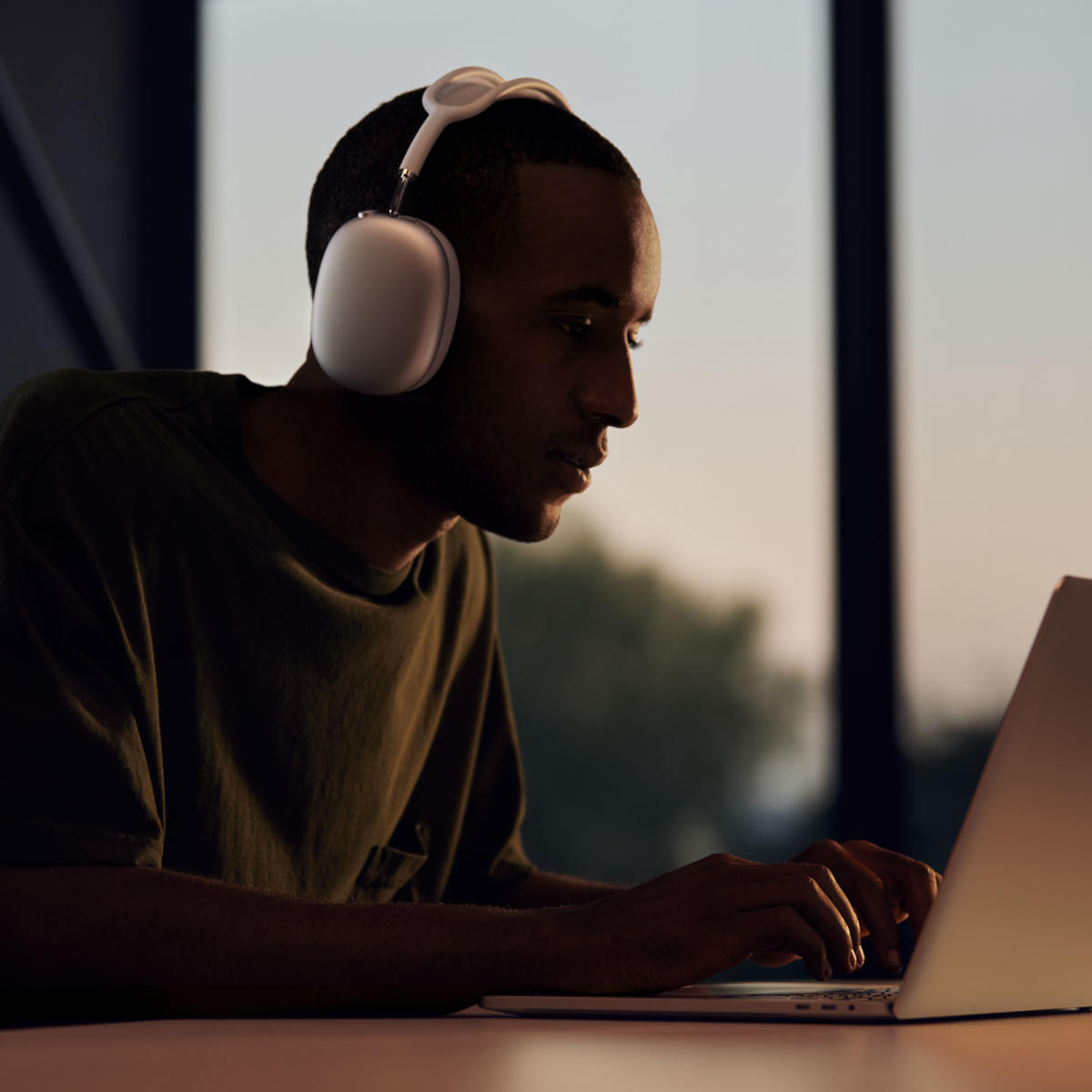 Apple Over-Ear Wireless Headphones SILVER - MGYJ3AM/A - Image 4